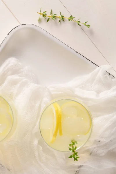 Kylmä Limonadi Tai Alkoholipitoinen Cocktail Sitruunalla Rosmariinilla Jäällä Laseissa Kevyellä — kuvapankkivalokuva