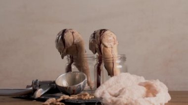 Ev yapımı çikolatalı dondurma waffle koniler ve bitter çikolata parçaları.