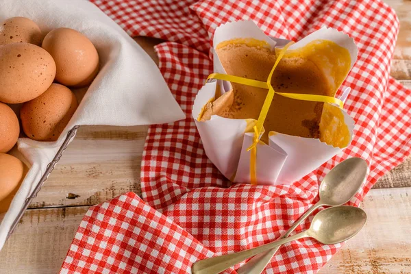 Portugese Biscuit Verpakt Typische Papier Gebruikt Bakken Houten Achtergrond — Stockfoto