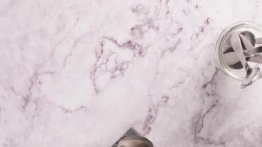 Portekizce pandispanya, mermer zemin üzerine pişirme üzerinde tipik kağıda sarılı.