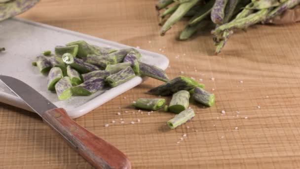 Mutfak Bıçağı Ile Kahverengi Ahşap Kesme Tahtası Üzerinde Yeşil Börülce — Stok video