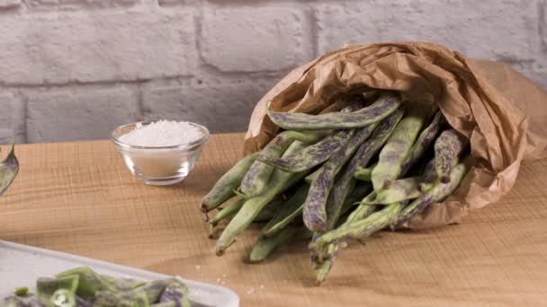 Frijol Verde Sobre Tabla Cortar Madera Marrón Con Cuchillo Cocina — Vídeos de Stock