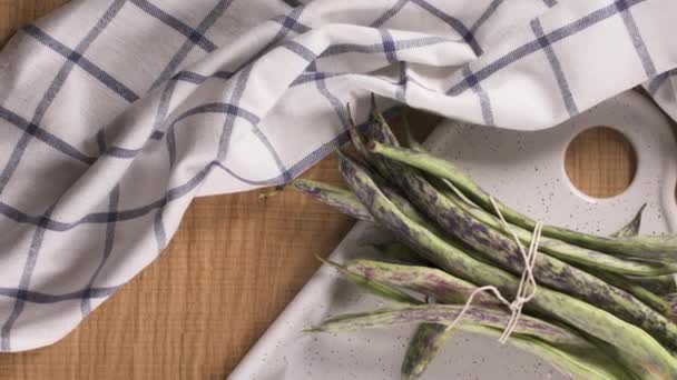 Frijol Verde Sobre Tabla Cortar Madera Marrón Con Cuchillo Cocina — Vídeos de Stock