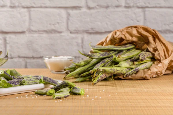 Haufen Grüner Bohnen Auf Einer Rustikalen Holztischplatte Schneidebrett Mit Grünen — Stockfoto