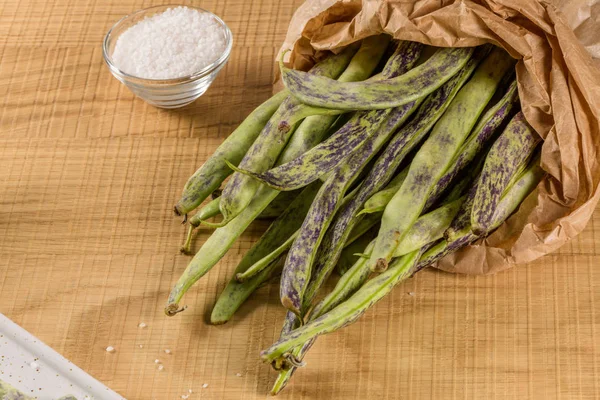 Haufen Grüner Bohnen Auf Einer Rustikalen Holztischplatte Schneidebrett Mit Grünen — Stockfoto