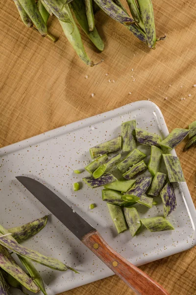 Haufen Grüner Bohnen Auf Einer Rustikalen Holztischplatte Schneidebrett Mit Grünen — Stockfoto