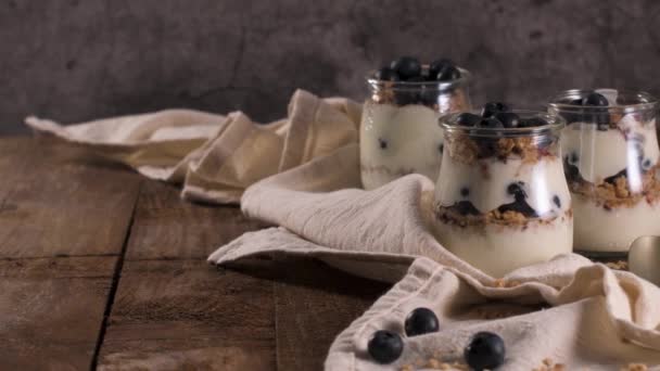 Joghurt Parfait Mit Blaubeere Und Müsli Gesundes Frühstückskonzept Serviert Einmachglas — Stockvideo