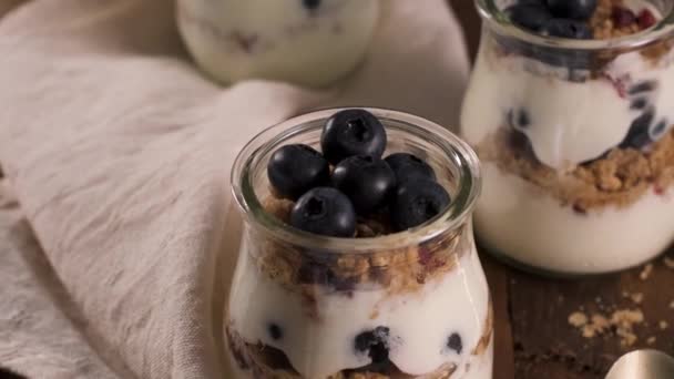 Yoghurt Parfait Med Blåbär Och Granola Hälsosam Frukost Konceptet Serveras — Stockvideo