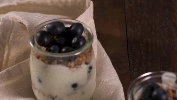 Yaban Mersini Granola Yoğurt Parfe Sağlıklı Kahvaltı Kavramı Mason Kavanoza — Stok video