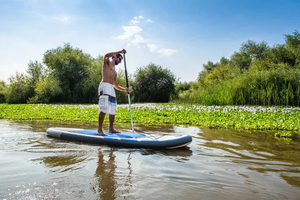 Člověk Postavit Surfování Jezeře Mladý Muž Dělá Vodních Sportů Jezeře — Stock fotografie
