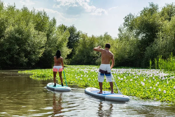 Homem Mulher Levantam Paddleboarding Lago Casal Jovem Está Fazendo Desportos — Fotografia de Stock