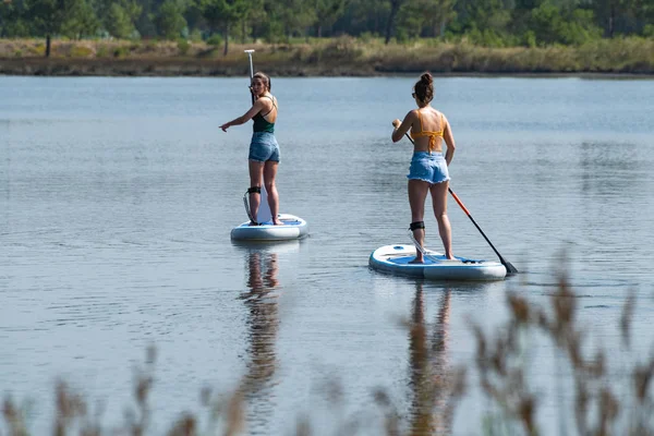 Дві Жінки Піднімаються Озеро Молоді Жінки Займаються Водно Болотним Угіддям — стокове фото