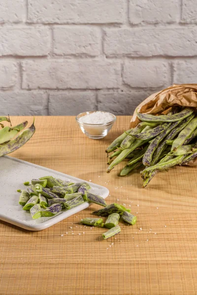 Haufen Grüner Bohnen Auf Einer Rustikalen Holztischplatte Schneidebrett Mit Grünen — Stockfoto