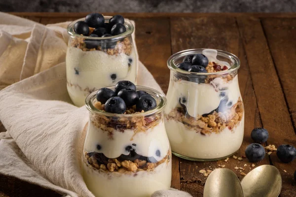 Yoghurt Parfait Med Blåbær Granola Frisk Frokostkonsept Servert Murkrukke Med – stockfoto