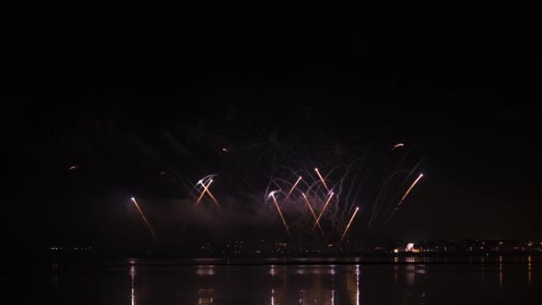 포르투갈에서 일어나는 축제의 세인트 Paio의 불꽃놀이 — 비디오