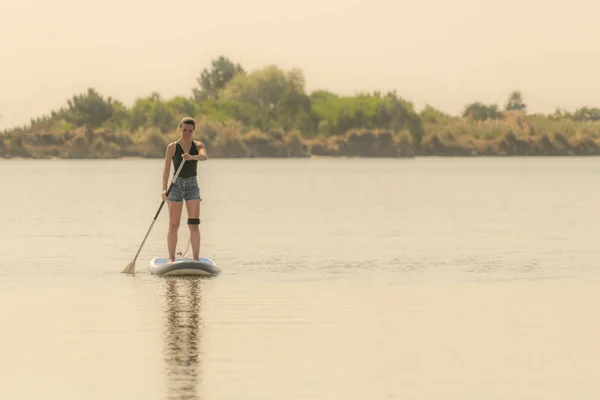 Femme Debout Paddleboard Sur Lac Jeune Fille Faisant Des Sports — Photo