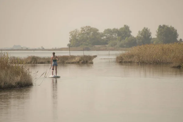 Kvinnan Står Upp Paddleboarding Sjön Ung Flicka Gör Watersport Sjön — Stockfoto