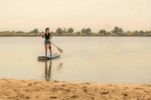 Mulher Levanta Paddleboarding Lago Menina Fazendo Watersport Lago Turista Feminina — Fotografia de Stock