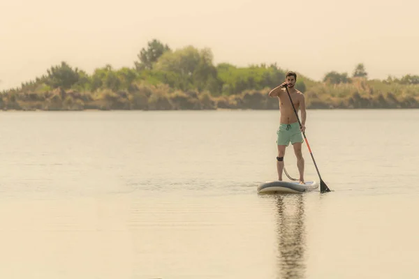 Mand Stå Paddleboarding Søen Ung Mand Der Dyrker Vandsport Søen - Stock-foto