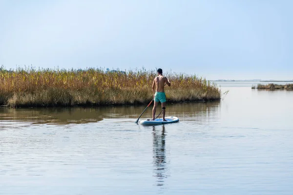 Adam Paddleboarding Göl Kenarında Ayakta Göl Kenarında Sporları Yapan Genç — Stok fotoğraf