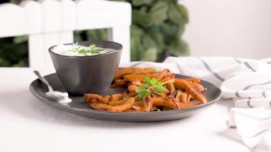 Çıtır çıtır tatlı patates kızartması seramik tabak.