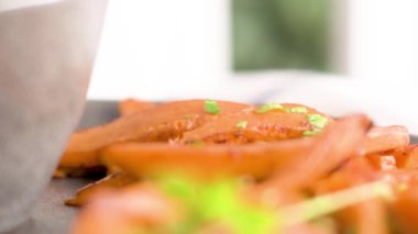 Çıtır çıtır tatlı patates kızartması seramik tabak.