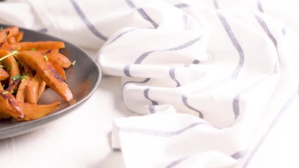 セラミック皿でシャキッとしたサツマイモのフライド ポテト — ストック動画