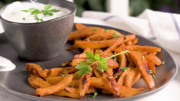 Krokante Zoete Aardappel Frietjes Keramische Schotel — Stockvideo