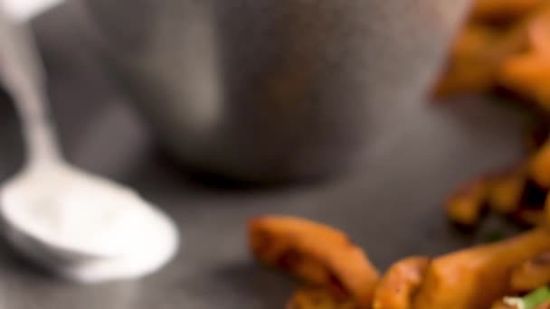 Хрустящий Сладкий Картофель Фри Керамической Тарелке — стоковое видео