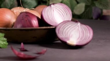 Çeşitli renk ve maydanoz bir tavada küçük rustik mutfak tezgah üstü üzerinde taze bütün soğan.