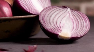 Çeşitli renk ve maydanoz bir tavada küçük rustik mutfak tezgah üstü üzerinde taze bütün soğan.