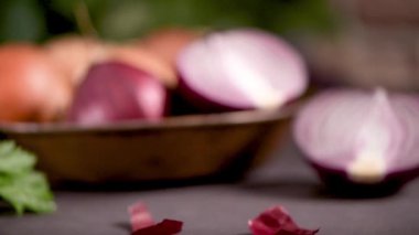 Çeşitli renk ve maydanoz bir tavada küçük rustik mutfak tezgah üstü üzerinde taze bütün soğan.