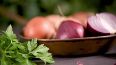 Çeşitli renk ve maydanoz bir tavada küçük rustik mutfak tezgah üstü üzerinde taze bütün soğan.