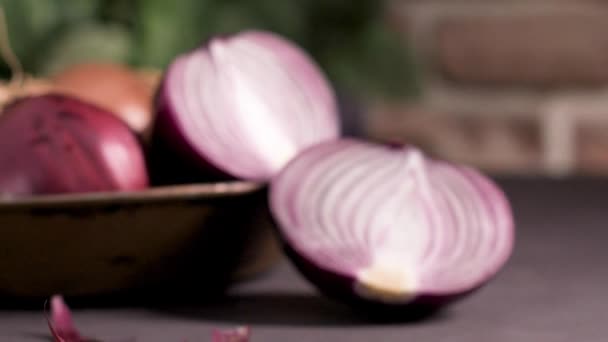 Frische Ganze Zwiebeln Verschiedenen Farben Und Petersilie Einer Kleinen Rustikalen — Stockvideo