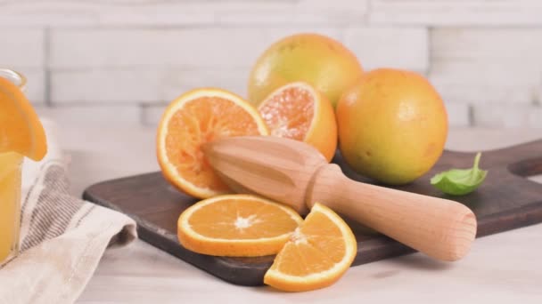 Frischer Bio Orangensaft Hausgemachter Orangensaft Gläsern Auf Dem Tisch — Stockvideo