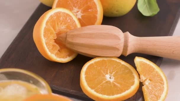 Friss Szerves Narancslé Szemüveg Táblázat Házi Citrus Narancslé — Stock videók