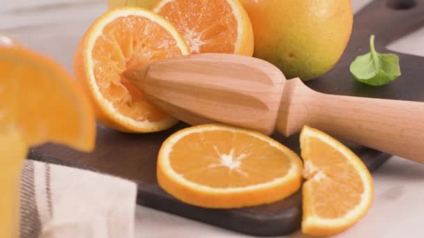 Verse Biologische Jus Orange Zelfgemaakte Citrus Sinaasappelsap Glazen Tafel — Stockvideo