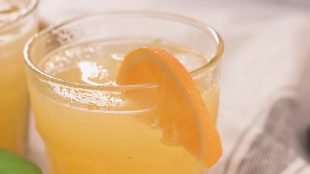 Färsk Ekologisk Apelsinjuice Hemmagjord Citrus Apelsin Juice Glasen Bordet — Stockvideo