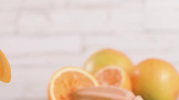 Verse Biologische Jus Orange Zelfgemaakte Citrus Sinaasappelsap Glazen Tafel — Stockvideo