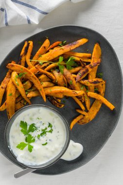 Çıtır çıtır tatlı patates kızartması seramik tabak.