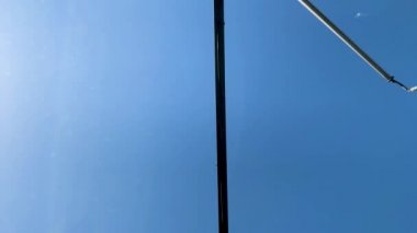 Otomatik bir makinede yıkanan bir arabanın içeriden görünüşü.