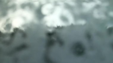 Otomatik bir makinede yıkanan bir arabanın içeriden görünüşü.