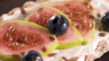 Kanepe veya crostini ile krem peynir ve taze incir dilimleri bir ahşap tahta üzerinde buğday crispread. Lezzetli meze bir aperatif ideal.