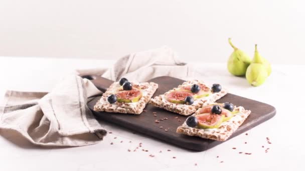 Canape Crostini Multigrain Crispread Cream Cheese Fresh Fig Slices Wooden — Stock Video