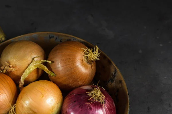 Fresh Whole Onions Assorted Colors Parsley Small Rustic Frying Pan — Stock Photo, Image