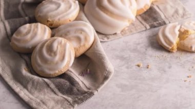 Yumurta beyaz kapak ile Coockies. Peçete bir tablo üzerinde cavacas olarak bilinen Portekizli tatlılar.