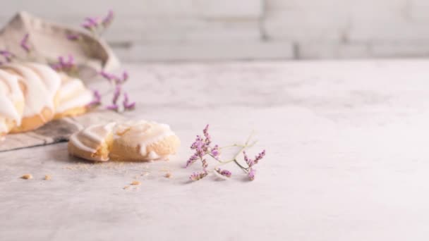 Yumurta Beyaz Kapak Ile Coockies Peçete Bir Tablo Üzerinde Cavacas — Stok video