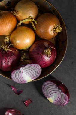 Çeşitli renk ve maydanoz bir tavada küçük rustik mutfak tezgah üstü üzerinde taze bütün soğan.