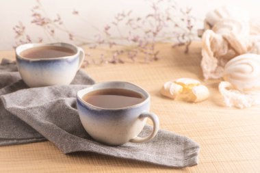 Yumurta beyaz kapak ile Coockies. Seramik bardak çay ile servis cavacas olarak bilinen Portekizli tatlılar.