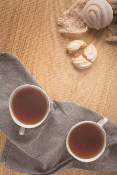 Yumurta Beyaz Kapak Ile Coockies Seramik Bardak Çay Ile Servis — Stok fotoğraf